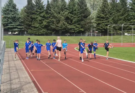 U12 Z trávníku na ovál - tým čekala atletická průprava