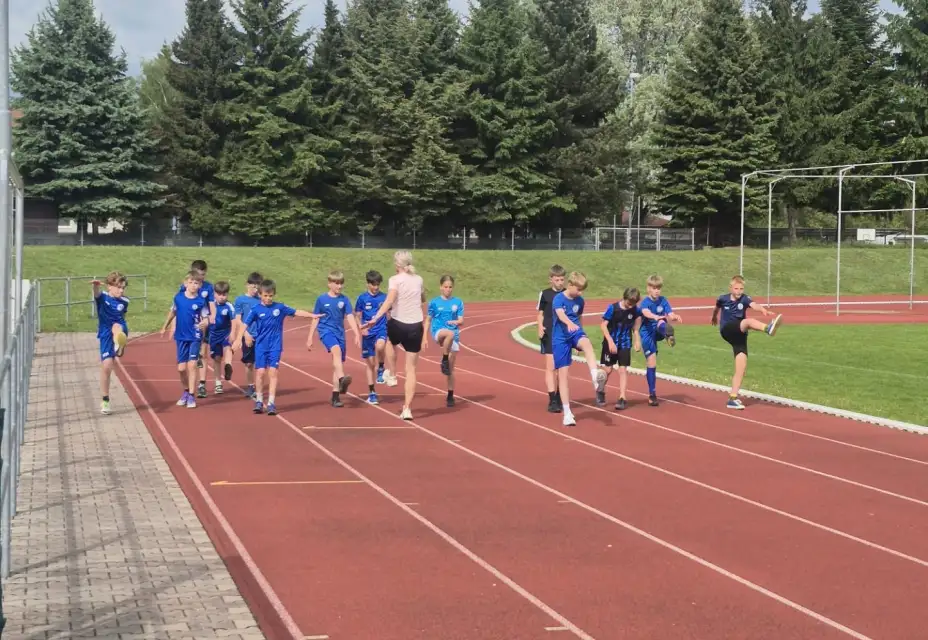 U12 Z trávníku na ovál - tým čekala atletická průprava